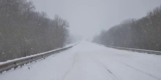 轨道道路，汽车骑冬天是非常沉重的雪，汽车暴风雪，暴风雪俄罗斯户外