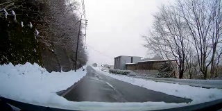 日本鸟取县Misasa 179号公路，冬季雪地里行驶的POV汽车