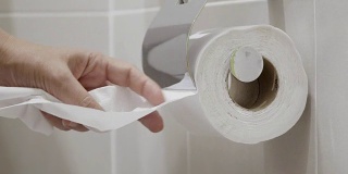 用厕纸的女人。