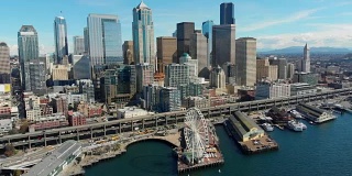 无人机拍摄在西雅图，华盛顿与摩天大楼，伟大的法里斯轮，码头和美丽的蓝天。