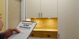 保险代理人持有房屋保险单。