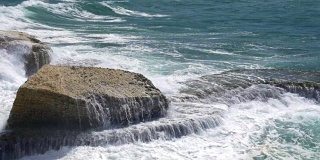 大海和岩石相遇，溅起巨大的水花