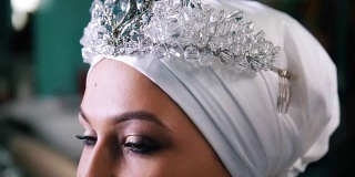 美丽的穆斯林新娘戴着头巾和头饰