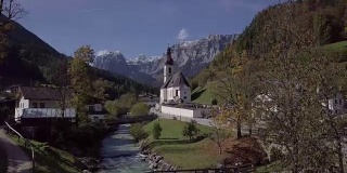 德国巴伐利亚阿尔卑斯山脉，拉姆绍，贝希特斯加登，著名的圣塞巴斯蒂安教区教堂。没有日志格式。