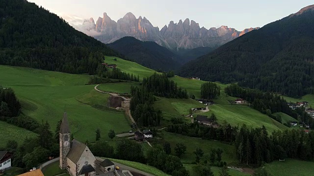 无人机视频圣玛达莱娜圣马达莱娜瓦尔迪富内斯在Dolomites意大利阿尔卑斯山与Furchetta峰的背景