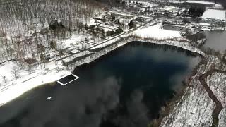 新泽西州伦道夫郊区丘陵湖泊下雪的航拍视频视频素材模板下载