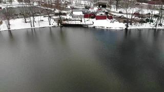 新泽西州伦道夫郊区丘陵湖泊下雪的航拍视频视频素材模板下载