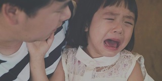 哭泣的亚洲小女孩