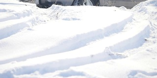 带有雪地车轮和冬季轮胎的Suv在雪地上行驶，近景