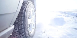 开车穿过厚厚的积雪，相机上的雪花飘动