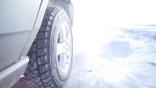 开车穿过厚厚的积雪，相机上的雪花飘动视频素材模板下载