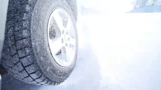 开车穿过厚厚的积雪，相机上的雪花飘动视频素材模板下载