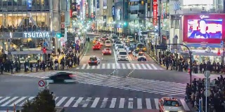 人们走过日本东京著名的涩谷十字路口的时间