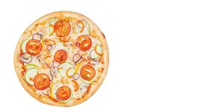 完美的素食披萨在白色背景上旋转。顶部视图，放置文本
