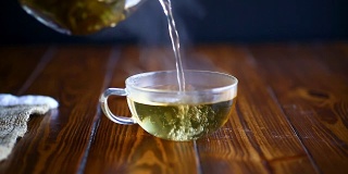 玻璃茶壶里的热茶