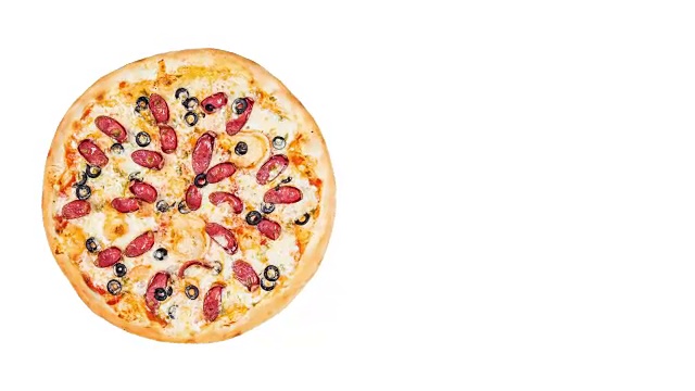 披萨加熏香肠和橄榄。在白色背景上旋转。顶部视图，放置文本
