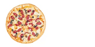披萨加熏香肠和橄榄。在白色背景上旋转。顶部视图，放置文本