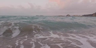 海浪拍打着海岸，特写镜头