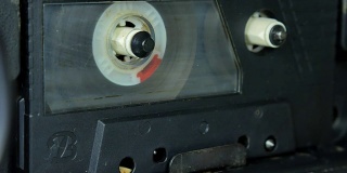 旧的磁带卷轴播放。