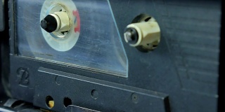 旧的磁带卷轴播放。