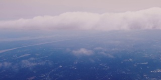从飞机窗口看到的是云，而地球在下面很远的地方