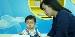 亚洲婴儿和妈妈玩玩具