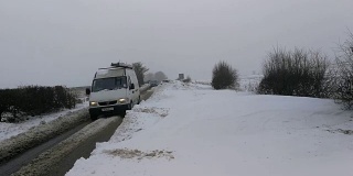 伯福德，英格兰:2018年3月3日:道路被大雪覆盖，刚刚被清理出来供车辆使用。在这种奇怪的天气里开车很危险。