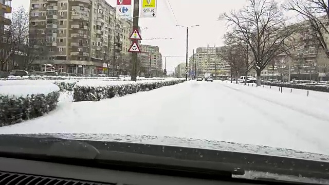 冬天的天气就在汽车路上——飘落的雪花