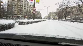 冬天的天气就在汽车路上——飘落的雪花视频素材模板下载