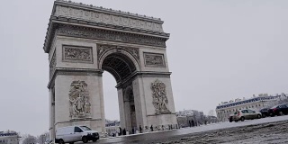 法国巴黎的凯旋门在一个罕见的下雪天