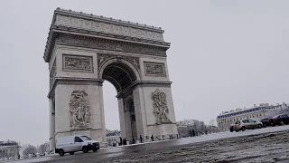 法国巴黎的凯旋门在一个罕见的下雪天视频素材模板下载
