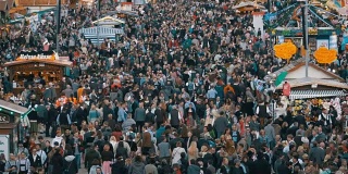 慕尼黑啤酒节中央大街上人群的顶视图。巴伐利亚,德国。慢动作