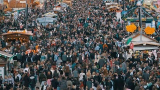 慕尼黑啤酒节中央大街上人群的顶视图。巴伐利亚,德国。慢动作视频素材模板下载