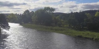 美丽的河流和秋天在苏格兰飞翔的鸭子