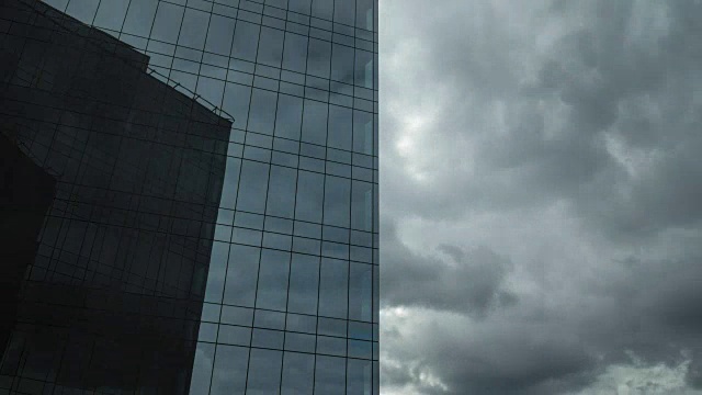 在玻璃摩天大楼中移动和反射的云的时间间隔
