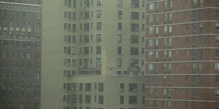 纽约市大楼下起了雪