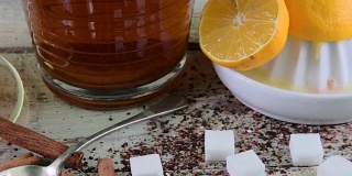 红茶，手工柠檬压榨机。一壶红茶和方糖。