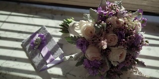 新娘的花束和紫罗兰的邀请