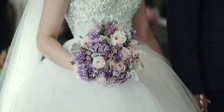 新娘在婚礼上手持花束