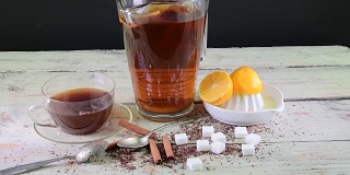 红茶，手工柠檬压榨机。一壶红茶和方糖。