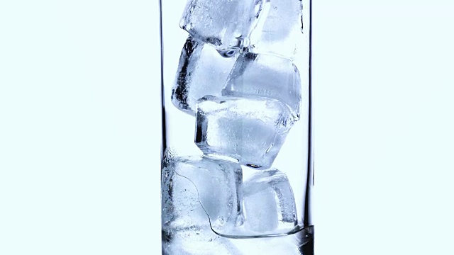 在玻璃的时间流逝中融化冰块