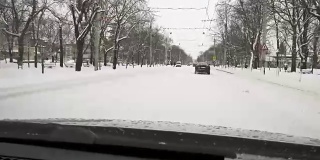 冬天的天气就在汽车路上——飘落的雪花