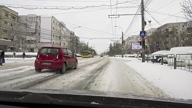 冬天的天气就在汽车路上——飘落的雪花