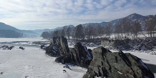 阿尔泰的景观地标卡顿河全景-岩石称为龙的牙齿，龙冠，或Sartakpai箭在冬季附近的Elekmonar定居