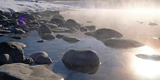 大圆石在阿尔泰河Katun上的蓝色湖泊地方