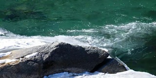 冬季阿尔泰河的绿水和石头的视频