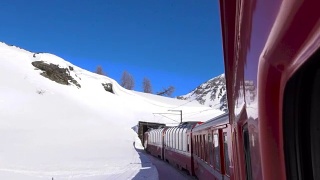 红色火车在伯里纳山口冬季视频素材模板下载