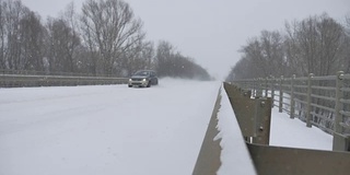 轨道道路上的汽车骑冬天是非常大雪暴风雪暴风雪俄罗斯户外