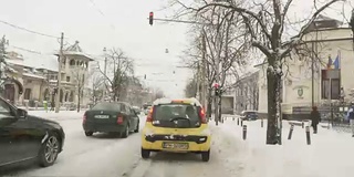 冬天的天气就在汽车路上——飘落的雪花