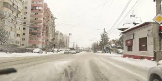 冬天的天气就在汽车路上——飘落的雪花